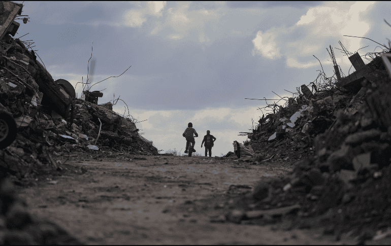 Según el gobierno de Hamás, el número de gazatíes muertos en ataques israelíes desde que el Estado hebreo comenzara su ofensiva militar se ha elevado ya a 69 mil 546 personas. EFE/EPA/ M. Saber