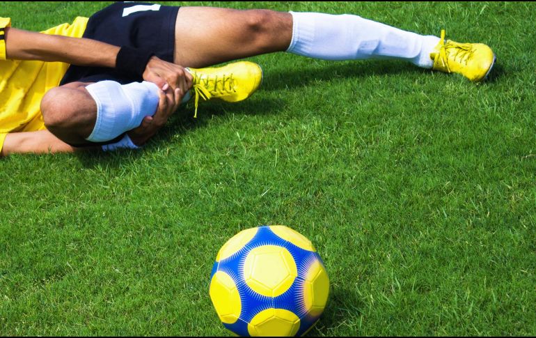 Todo jugador que tenga que recibir la intervención del equipo médico en el terreno de juego por un problema físico tendrá que abandonar el campo durante dos minutos. ESPECIAL / CANVA