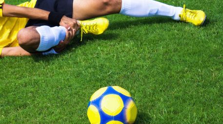 Todo jugador que tenga que recibir la intervención del equipo médico en el terreno de juego por un problema físico tendrá que abandonar el campo durante dos minutos. ESPECIAL / CANVA