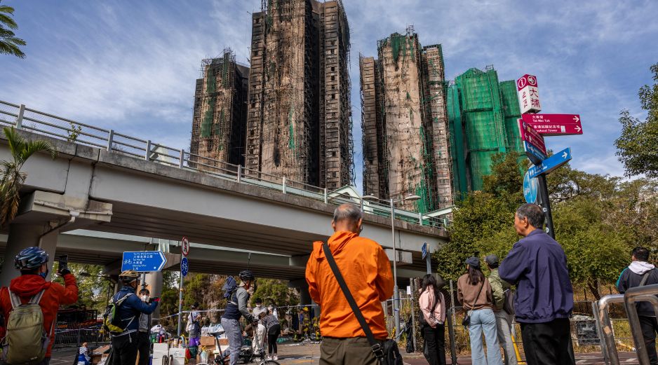 Imagen de los alrededores de las torres carbonizadas, que acogían unas 2 mil viviendas. AFP / D. De La Rey