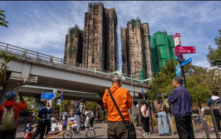 Imagen de los alrededores de las torres carbonizadas, que acogían unas 2 mil viviendas. AFP / D. De La Rey
