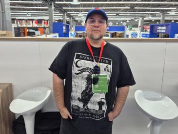 Antonio Ortuño explica que trabajó lo más posible para que "El amigo muerto" fuera lo más parecido posible a lo que él quería: una novela de aventuras, con un entorno oscuro de la vida mexicana. EL INFORMADOR / F. Salcedo