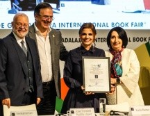 En el mismo acto, el alcalde de Barcelona —ciudad invitada de honor— anunció que la tradicional fiesta de Sant Jordi se celebrará el 6 de diciembre dentro de la FIL. EL INFORMADOR / A. Navarro