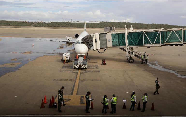 El aeropuerto principal de Venezuela sigue operando con normalidad, aunque Trump aseguró que sobrevolar el país sería imposible por un cierre completo. EFE/ARCHIVO