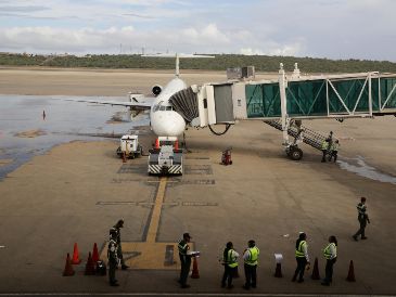 El aeropuerto principal de Venezuela sigue operando con normalidad, aunque Trump aseguró que sobrevolar el país sería imposible por un cierre completo. EFE/ARCHIVO