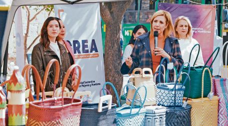 Fabiola Loya Hernández inaugura la Feria de Mujeres Emprendedoras frente al CREA en Guadalajara. ESPECIAL