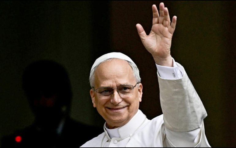 Grupos reducidos de personas se congregaron en los alrededores del aeródromo para darle la bienvenida. EFE / ARCHIVO