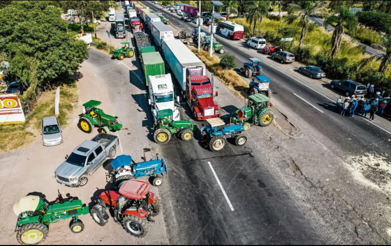 Productores realizan bloqueos carreteros en Zacatecas para exigir cumplimiento de acuerdos federales y defender sus derechos. ESPECIAL