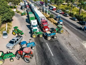 Productores realizan bloqueos carreteros en Zacatecas para exigir cumplimiento de acuerdos federales y defender sus derechos. ESPECIAL