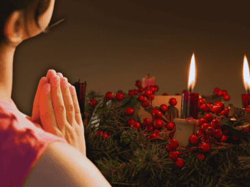 El elemento central de la Corona son sus cuatro velas de Adviento, cuyos colores siguen la tradición litúrgica. ESPECIAL / CANVA