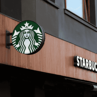Starbucks pagará 35 millones por violar derechos de trabajadores, luego de llegar a un acuerdo