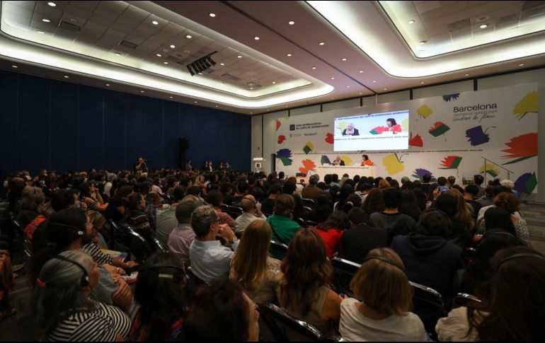 El encuentro permitió a los jóvenes preguntar al maestro, en persona y frente a frente. EL INFORMADOR/ A. NAVARRO.