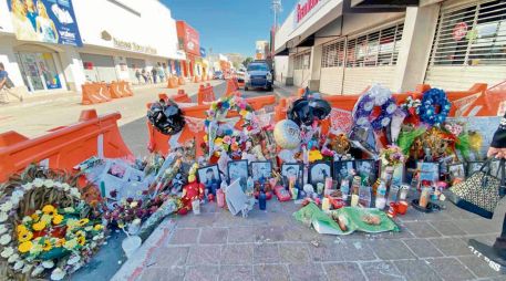 Rinden homenaje con altar dedicado a las 24 víctimas del incendio en Waldo’s Hermosillo, un mes después del siniestro. EL UNIVERSAL