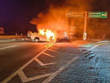 La Coordinación de Protección Civil Estatal Clima cerró uno de los carriles en sentido Colima a Guadalajara para realizar las maniobras de atención del incidente. ESPECIAL / FACEBOOK Protección Civil Estatal Colima