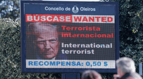 El Ayuntamiento de Oleiros ha colocado en el pueblo un anuncio en el qe solicita la captura de Donald Trump. EFE / Cabalar