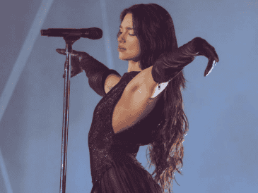 En este año se compuso "Bésame mucho", canción que cantó Dua Lipa en primer concierto en CDMX. ESPECIAL / IG / @dualipa