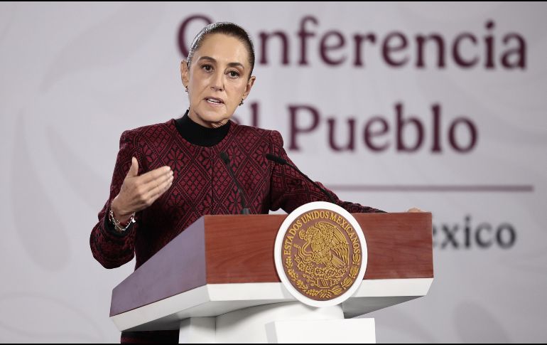 Sheinbaum negó vínculos entre remesas y lavado de dinero, subrayando que se indagarán anomalías sin señalar a migrantes. EFE/J. Méndez