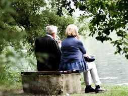 La mayoría de las personas mayores mantiene un nivel satisfactorio de bienestar; sin embargo, hay algunas excepciones. UNSPLASH / S. MIEKE