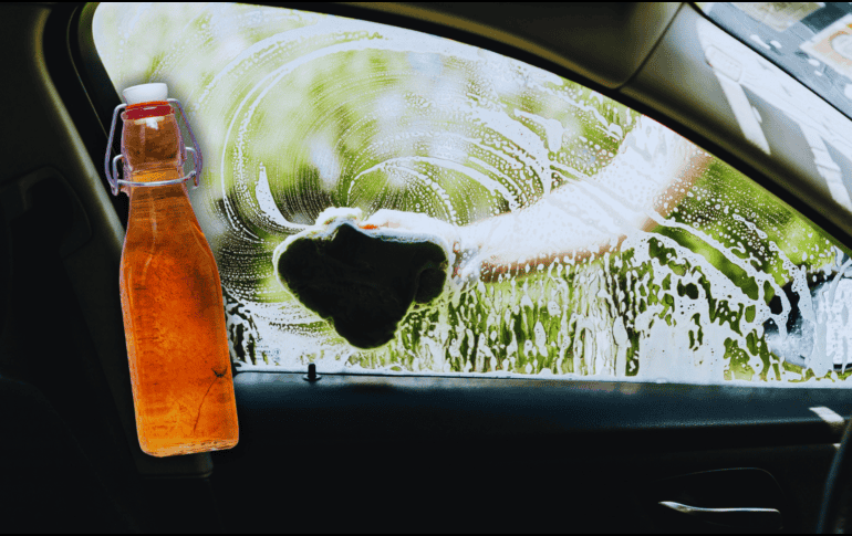 El vinagre de manzana puede servir para quitar olores al interior de un auto. ESPECIAL / CANVA