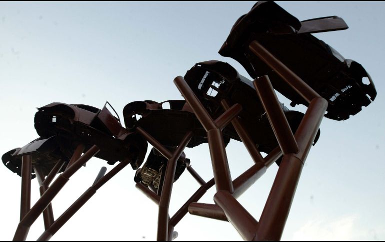 La increíble y enorme escultura está hecha de partes de automóviles Volkswagen. EL INFORMADOR/ARCHIVO