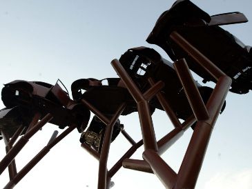 La increíble y enorme escultura está hecha de partes de automóviles Volkswagen. EL INFORMADOR/ARCHIVO