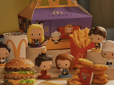 Los personajes llegan con detalles icónicos de la serie, convirtiendo la nueva colección en un homenaje nostálgico para los seguidores de Friends. INSTAGRAM/@mcdonaldsmx/ESPECIAL