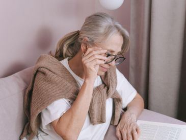 La transición hacia un cabello con canas puede ser estética si se aplican técnicas adecuadas que suavicen contrastes y aporten brillo natural. PIXABAY