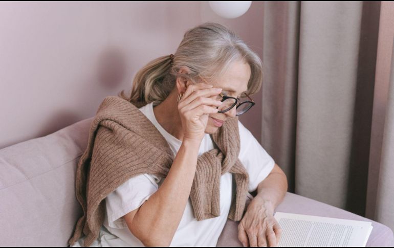 La transición hacia un cabello con canas puede ser estética si se aplican técnicas adecuadas que suavicen contrastes y aporten brillo natural. PIXABAY