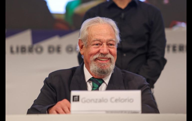 La rectora general de la UdeG, Karla Planter, fue la encargada de entregar la medalla y el reconocimiento. EL INFORMADOR/A.NAVARRO