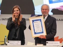 La rectora general de la UdeG, Karla Planter, fue la encargada de entregar la medalla y el reconocimiento. EL INFORMADOR/A.NAVARRO