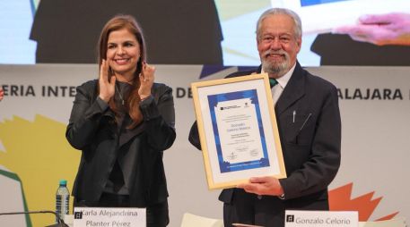 La rectora general de la UdeG, Karla Planter, fue la encargada de entregar la medalla y el reconocimiento. EL INFORMADOR/A.NAVARRO