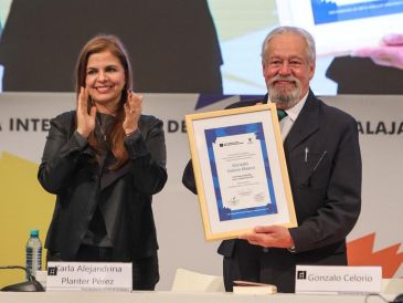 La rectora general de la UdeG, Karla Planter, fue la encargada de entregar la medalla y el reconocimiento. EL INFORMADOR/A.NAVARRO