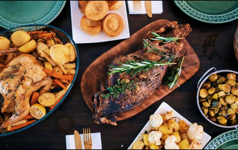 Incluso cuando la cena incluye guisos tradicionales, conviene elegir versiones más simples o ligeras. UNSPLASH