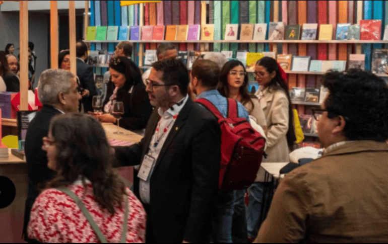 La venta nocturna no solo representa un horario extendido, sino también una oportunidad de adquirir libros con descuentos. INSTAGRAM/FIL