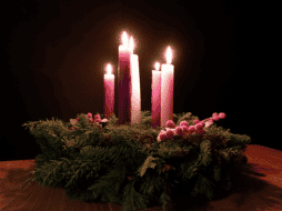 Durante estas semanas, la Corona de Adviento se convierte en un llamado a la oración y a la convivencia familiar, invitando a meditar y agradecer. ESPECIAL