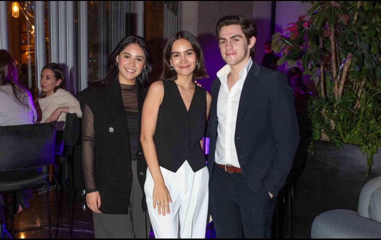 Sofía Gama, Camila Aguirre y Emilio Hernández. GENTE BIEN JALISCO / Coctel navideño de JW Marriot