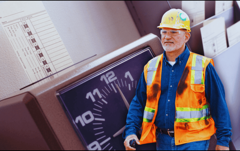 Las horas extra seguirán siendo voluntarias, pagadas al doble —o al triple en los primeros cuatro casos— y sin formar parte de la jornada ordinaria. ESPECIAL / CANVA