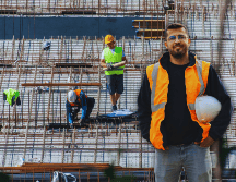 El cambio a la jornada laboral no implica reducción de sueldos, salarios o prestaciones, y también prohíbe que menores de edad trabajen horas extra. ESPECIAL / CANVA