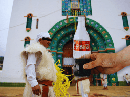 A finalizar los años 70 del siglo pasado, las comunidades de Los Altos de Chiapas incorporaron el refresco de Cola en su vida cotidiana. AFP / ARCHIVO