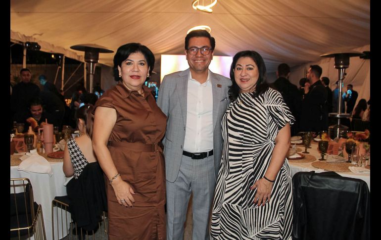María de Lourdes Herrera Pizaña, César Soto y Silvia Herrera Pizaña. GENTE BIEN JALISCO / Revista del 5 de diciembre 2025