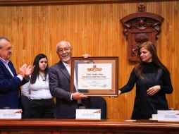 La ceremonia inició con una revisión sintética de su trayectoria: nacido en 1955 en una familia de origen humilde, Padura creció en un ambiente marcado por los cambios de la Revolución cubana. EL INFORMADOR / J. ACOSTA