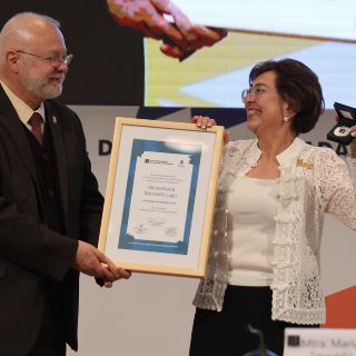María Elena Saucedo recibe el Homenaje al Bibliotecario en la FIL Guadalajara