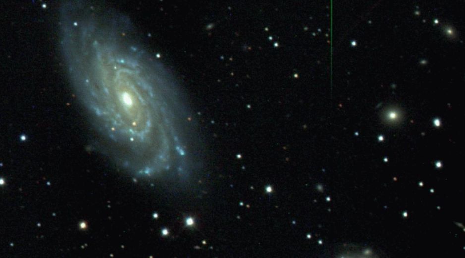 La gran galaxia brillante, llamada NGC 6070, se encuentra en la constelación de la Serpiente. Se aleja de la Tierra a una velocidad de unos 2000 kilómetros por segundo. CLASSIC.SDSS.ORG / ARCHIVO