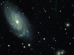 La gran galaxia brillante, llamada NGC 6070, se encuentra en la constelación de la Serpiente. Se aleja de la Tierra a una velocidad de unos 2000 kilómetros por segundo. CLASSIC.SDSS.ORG / ARCHIVO