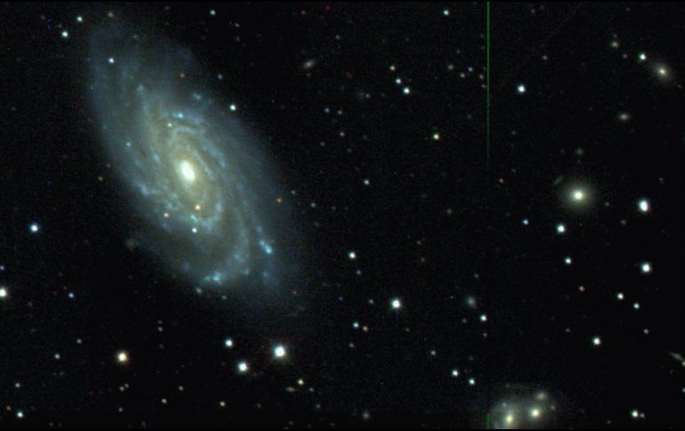 La gran galaxia brillante, llamada NGC 6070, se encuentra en la constelación de la Serpiente. Se aleja de la Tierra a una velocidad de unos 2000 kilómetros por segundo. CLASSIC.SDSS.ORG / ARCHIVO