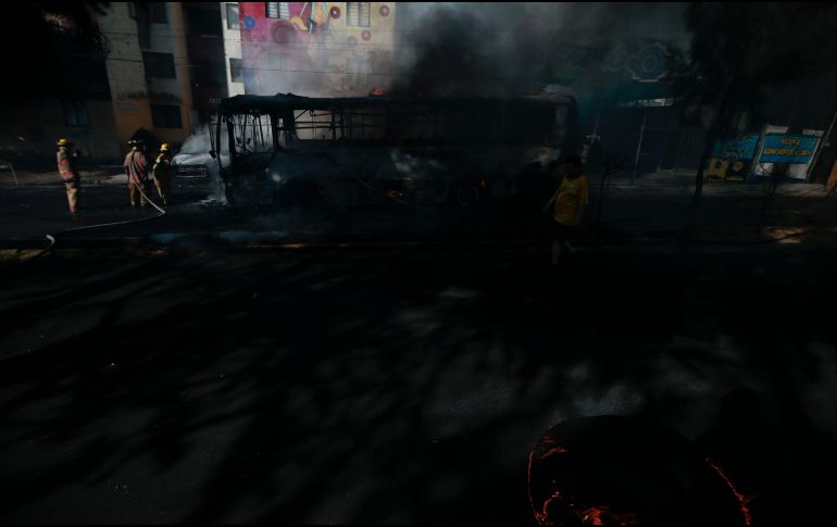 Pese a que el cuerpo de bomberos y de Protección Civil de Concordia, en Sinaloa, llegaron al sitio del siniestro, no pudieron evitar que ambos camiones sufriera daños totales. EL INFORMADOR / ARCHIVO