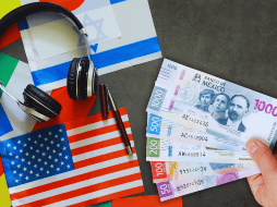 Dominar otra lengua puede transformar por completo el rumbo profesional de miles de mexicanos. ESPECIAL / CANVA