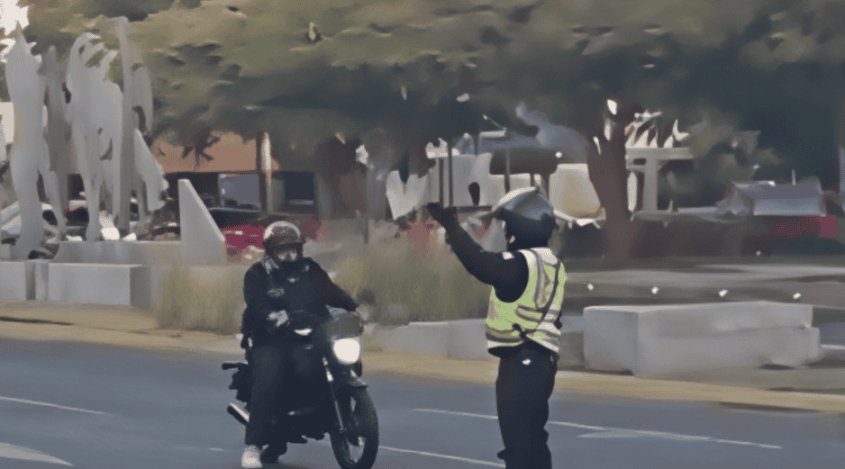 Tras el impacto registrado esta madrugada en López Mateos y Avenida México, el semáforo quedó fuera de funcionamiento. ESPECIAL / POLICÍA VIAL JALISCO