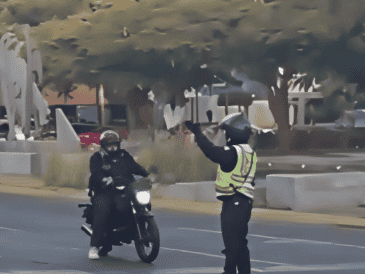 Tras el impacto registrado esta madrugada en López Mateos y Avenida México, el semáforo quedó fuera de funcionamiento. ESPECIAL / POLICÍA VIAL JALISCO