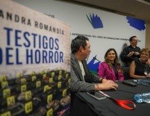 Sandra Romandía (rosa) durante la presentación de “Testigos del horror” en la FIL 2025. EL INFORMADOR / A. Navarro